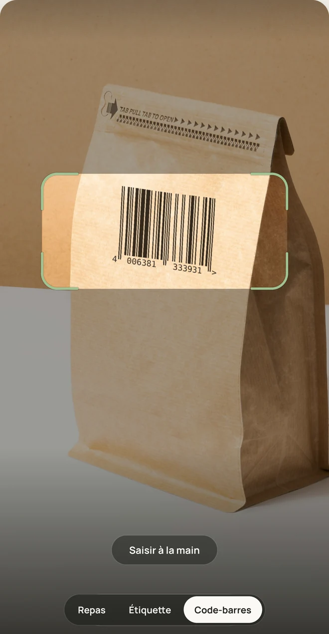 Le scanner lisant le code-barres sur un sac en papier.